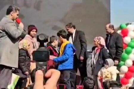 فیلم| هدیه پدر دختر کاپشن صورتی به بچه‌ها