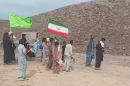 فیلم| شکوه یک روستای ۱۰ خانواری، راهپیمایی زیر رگبار ریگ