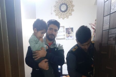 نجات کودکان محبوس در اتاق توسط آتش نشانان