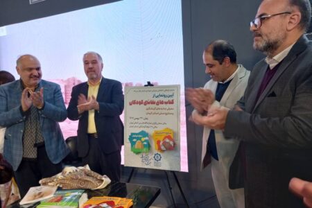 رونمایی از کتاب‌های نقاشی بناهای تاریخی و صنایع دستی کرمان‌