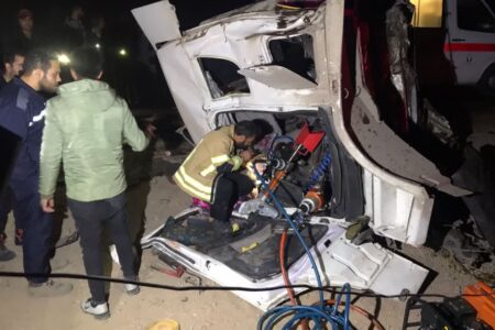 خروج مجروح ازبین آهن پاره ها با تلاش آتش نشانان