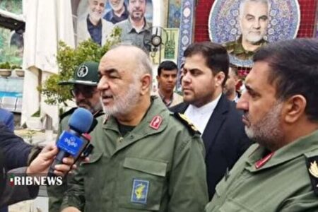 ابلاغ سلام مقام معظم رهبری به خانواده های شهدای حادثه تروریستی گلزار شهدای کرمان