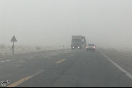 محور انار- یزد بر اثر وزش طوفان شن مسدود شد/ قطع برق یک سوم مشترکان رفسنجانی