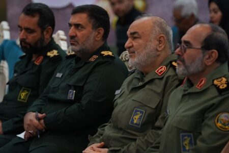 تجلیل فرمانده کل سپاه پاسداران از خانواده های شهدای کرمان