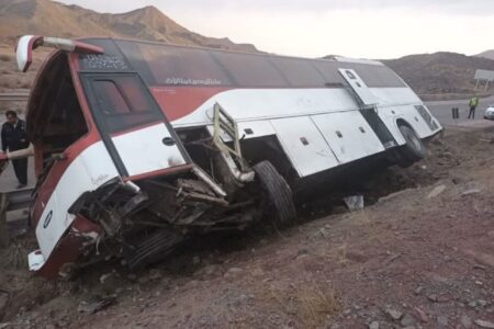 واژگونی اتوبوس در شهربابک ۶ نفرمصدوم به جا گذاشت