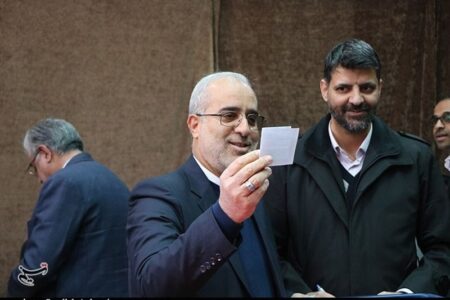 استاندار کرمان: مشکلی در فرآیند رای‌گیری در شعب اخذ رای استان کرمان نداریم + تصاویر