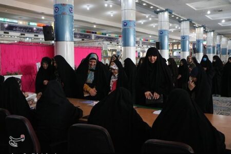 صف رأی نمازگزاران جمعه در مصلی بزرگ امام علی (ع) شهر کرمان + فیلم و عکس