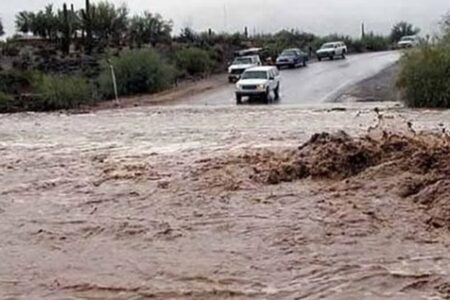 طغیان رودخانه جاده جیرفت به بلوک را مسدودکرد