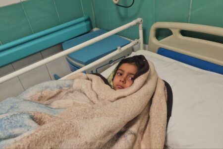 نجات جان دو کودک گرفتار در سیلاب ورودی دادگستری زرند