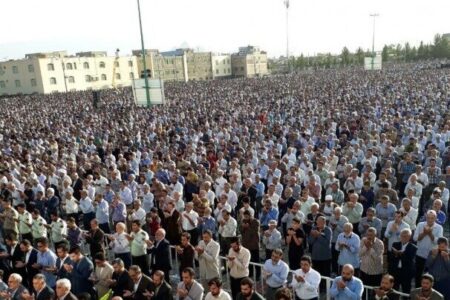 نمازعید سعید فطر باحضور باشکوه مردم کرمان اقامه شد