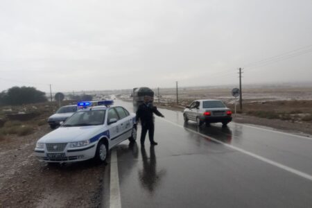 حضور فعال بیش از ۷۰ تیم گشت پلیس راه در محورهای بارانی کرمان