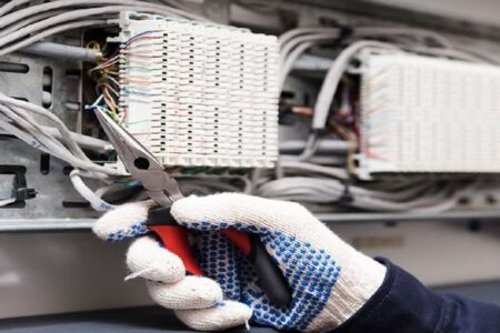 باند سارقین تاسیسات مخابرات رودبار جنوب منهدم شد