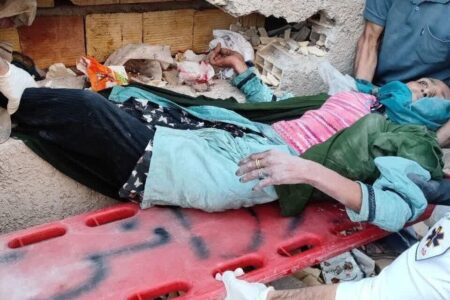 نجات زن بمی پس از چهار روز از بین دو دیوار