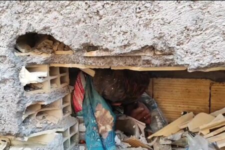 زن بمی بعداز چهار روز ازبین دو دیوار نجات یافت