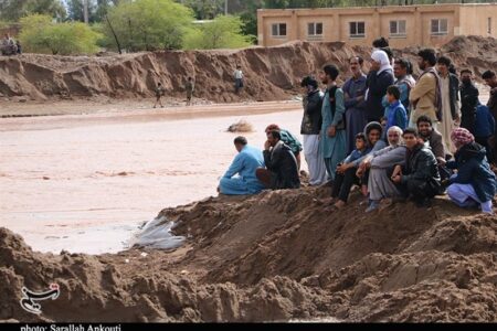 سیل راه ارتباطی ۲۹ روستای عنبرآباد را مسدود کرد
