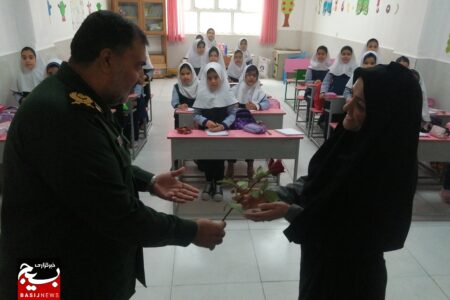 فرمانده سپاه ثارالله استان کرمان از معلمان به مناسبت روز بزرگداشت مقام معلم تجلیل کرد