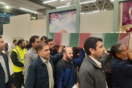 کرمانی ها برای استقبال از دو شهید گمنام به فرودگاه رفتند