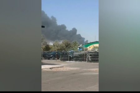 آتش به جان انبار ضایعات مدیران خودرو در بم افتاد