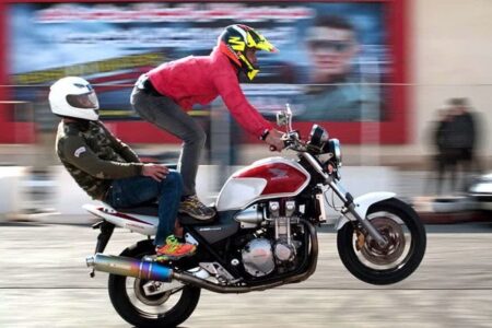 جان باختن دو مرد و یک زن براثر حرکات نمایشی یک موتورسواردر کرمان