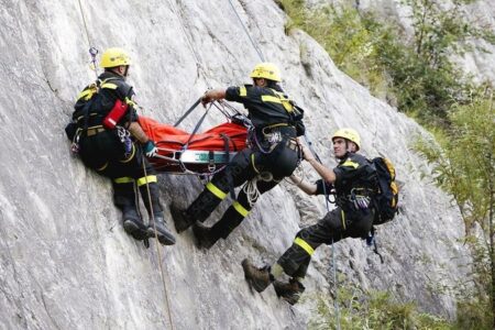 امداد رسانی و نجات جوان کرمانی پس از سقوط در ارتفاعات