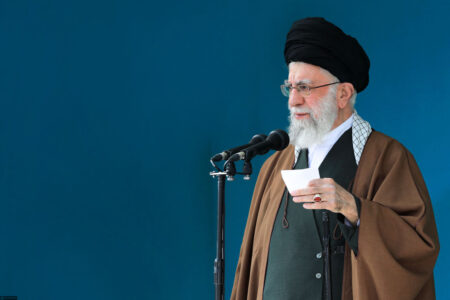 حاکم جامعه اسلامی رنج مردم را با تمام وجود خود حس می‌کند و مردم هم همراهی و دنباله‌روی از او دارند