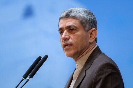 دیدار طیب‌نیا با پزشکیان/ وزیر اقتصاد موفق دولت یازدهم به عنوان فرمانده‌ی اقتصادی پزشکیان می‌آید