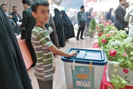 کرمانی ها در جوار مزار شهید حاج قاسم سلیمانی رای می دهند