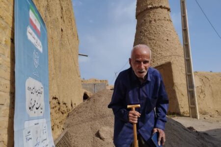 حضور اول وقت پیرمرد ۹۰ ساله برای رای دادن در روستای رتک کوهبنان