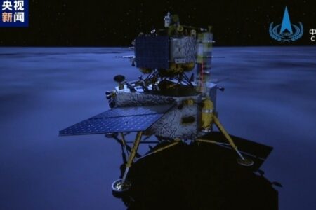 چانگ‌ای در راه بازگشت به زمین/ پرچم چین در ماه به اهتزاز درآمد