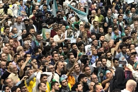 تصاویر میرحسین موسوی و مهدی کروبی در دست حامیان مسعود پزشکیان در ورزشگاه شیرودی