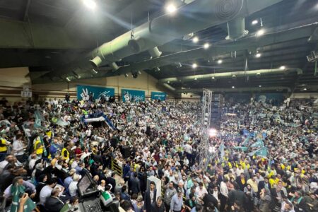 فیلم صحبت‌های پزشکیان در میان مردم تهران در ورزشگاه شیرودی