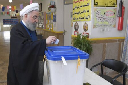 روحانی رأی خود را به صندوق انداخت