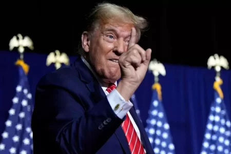 ترامپ: به چین گفتم اگر از ایران خرید کنید اجازه کسب و کار به شما نخواهیم داد 