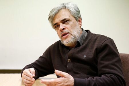 مهاجری خطاب به برخی اصلاح ‌طلبان: می‌خواهید پز بدهید بدهید اما آیا اگر ظریف با همه آبرویش وسط میدان نبود، کلاه شما پشم داشت؟ 