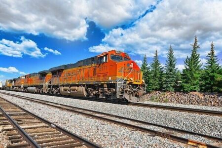 مسافران قطار بندرعباس _مشهد بیش از ۲ساعت در بیابان گرفتار شدند