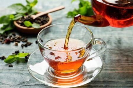 به‌ جای نوشیدن آب یخ در گرمای تابستان چای داغ بنوشید!