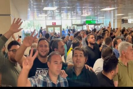 رأی ما به کسی است که حتی در شلوغی فضا هم برای شنیدن صدای زنی معترض زانو می‌زند