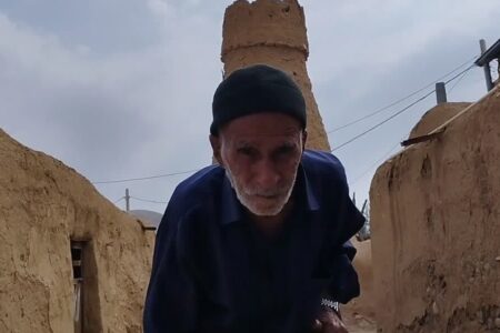 پدر شهید ۹۰ ساله نخستین رای روستای رتک کوهبنان را به صندوق انداخت
