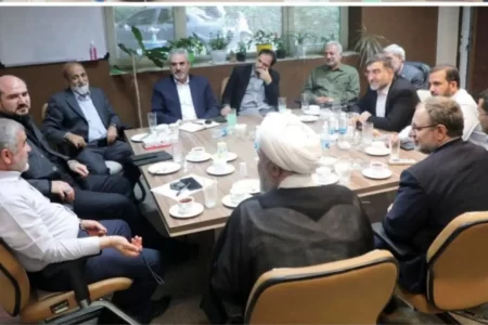 حضور دستیار وزیر کشور در جلسه انتخاباتی یک نامزد چه توجیهی دارد؟/ وزیر کشور پاسخگوی این اقدام غیرقانونی باشد