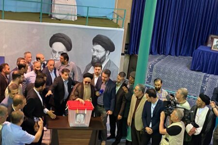 خاتمی رأی خود را در صندوق انداخت
