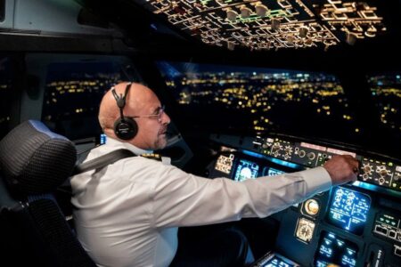 قالیباف در لباس خلبانی به مقصد روسیه