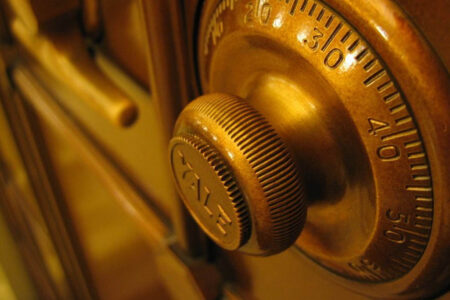 خزانه‌ای که دولت سیزدهم تحویل پزشکیان می‌دهد کفاف ۲-۳روز حقوق کارمندان دولت را هم نمی‌دهد! پس پول آن همه نفتی که فروختید، کجاست؟