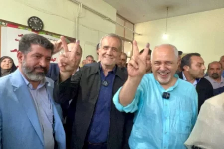 به علت ازدحام شدید جمعیت امکان عکاسی از لحظه رای دادن پزشکیان و ظریف توسط خبرنگاران فراهم نشد؛ صندوق را جابجا کردند