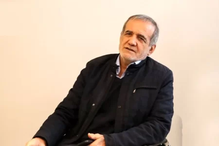 به سبک زندگی و پوشش پزشکیان احترام بگذاریم، او خودش را برتر از مردم نمی‌بیند