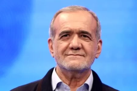 هدیه‌ای خاص و ویژه از سوی دفتر رهبر انقلاب به مسعود پزشکیان+عکس