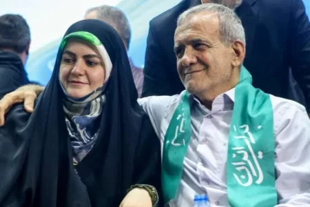 تشویق دختر پزشکیان توسط اعضای ستاد سراسر کشور+فیلم