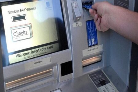 سارق کارت‌های بانکی سالمندان و افراد بی سواد در کرمان دستگیر شد | خبر کرمان
