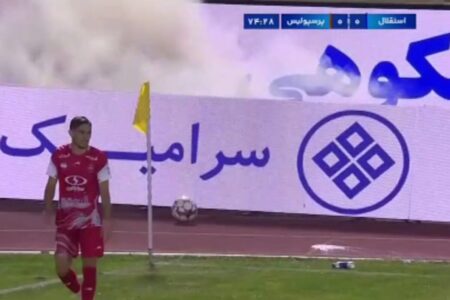 دربی ۱۰۴؛ پرتاب نارنجک به سمت فرشاد احمدزاده هنگام زدن ضربه کرنر! | اخبار اصلاحات