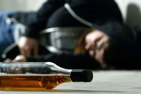 فوت ۱۶۰ ایرانی بر اثر مصرف مشروبات الکلی تقلبی طی یک سال | اخبار اصلاحات