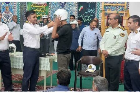 اهدای تعدادی کلاه ایمنی و نصب شبرنگ بمناسبت گرامیداشت هفته انتظامی